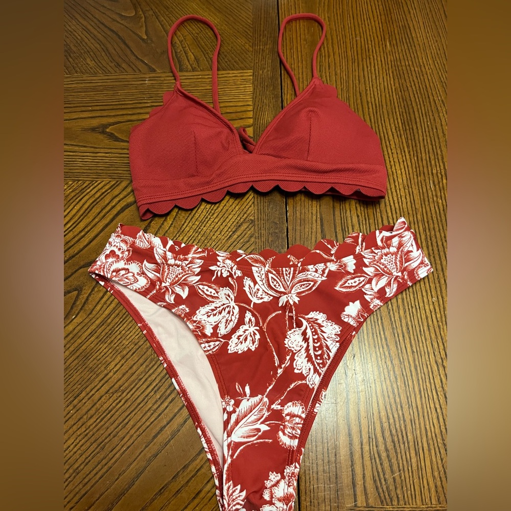 CUPSHE SCALLOPED AND TEXTURED BIKINI. NWT. SIZE SMALL